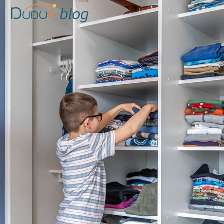 Enseñarle a un pequeño a organizar su y usar sus muebles | DUDUK