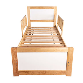 cama de madera con barandas